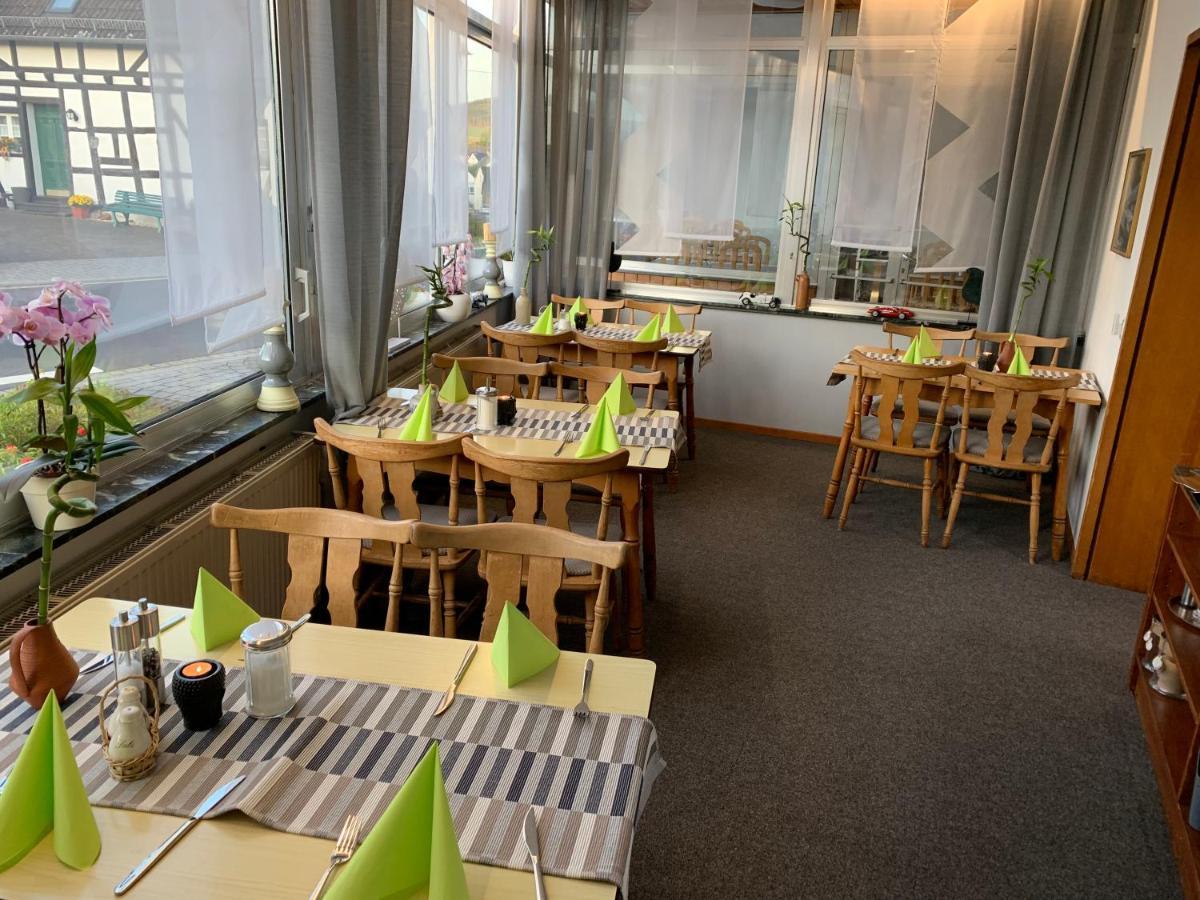 Vina Am Ring Bed & Breakfast Mannebach  Bagian luar foto
