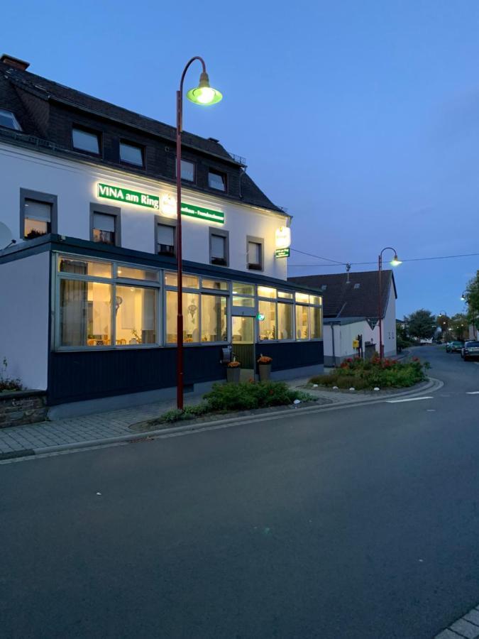 Vina Am Ring Bed & Breakfast Mannebach  Bagian luar foto