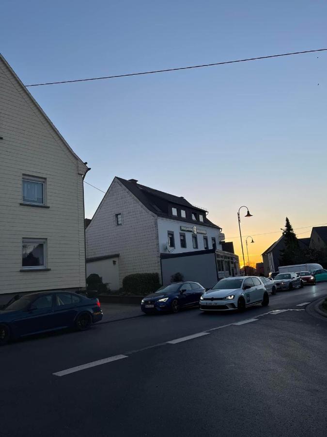 Vina Am Ring Bed & Breakfast Mannebach  Bagian luar foto