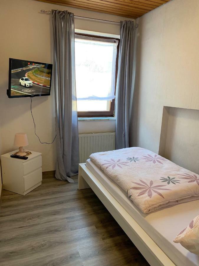 Vina Am Ring Bed & Breakfast Mannebach  Bagian luar foto