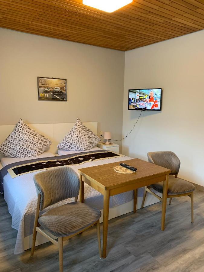 Vina Am Ring Bed & Breakfast Mannebach  Bagian luar foto